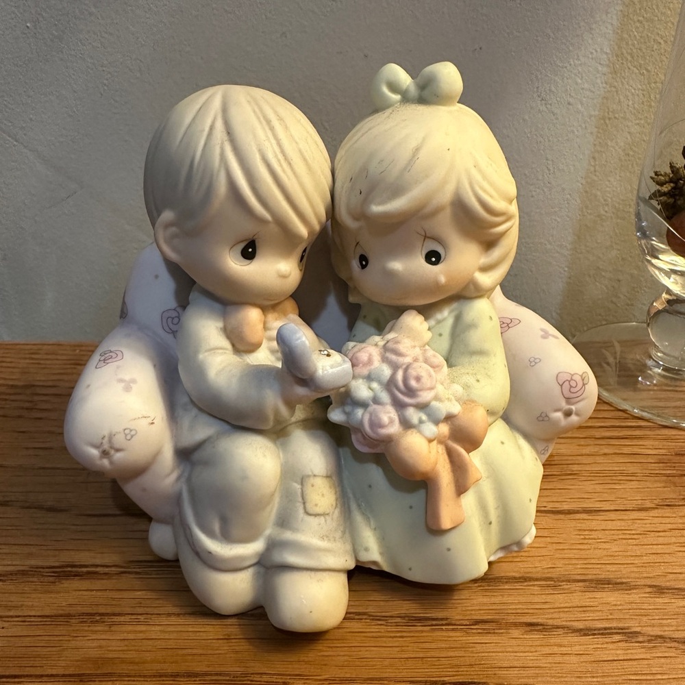 Precious Moments “Say I Do” Porcelain‎ Figurine 261149 like new.